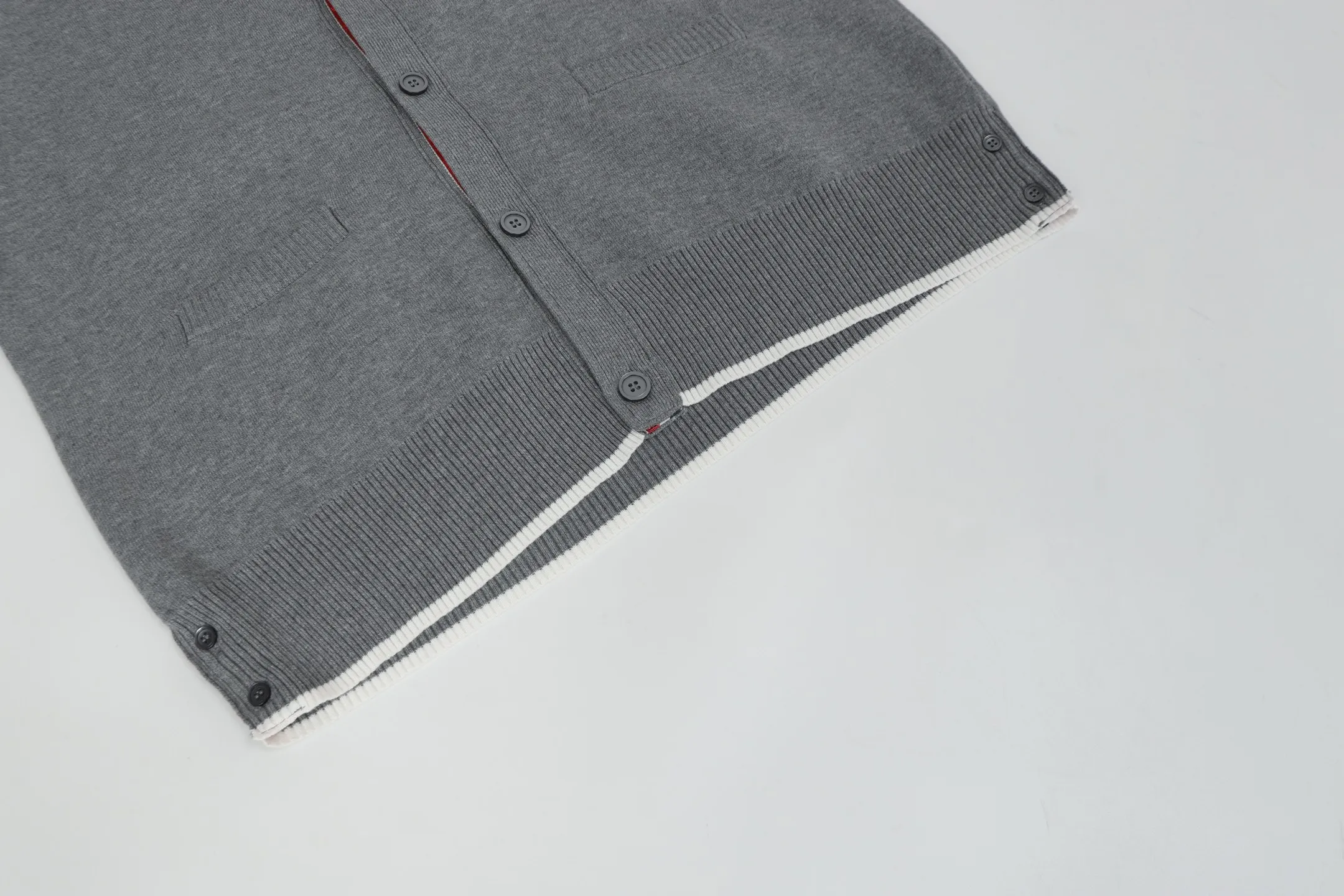 THOM BROWNE · 4 V ：Blue White Size：S M L Thom Browne 1965 ， 1997 。 Giorgio Armani ， Club Monaco ， 。Browne ， 、 。 ， 。 Thom Browne Classic ， 、 Classic。